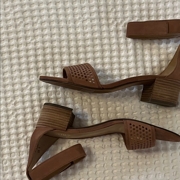 NWOT - Naturalizer Faith Sandal - Saddle Tan Nubuck - Picture 7 of 9